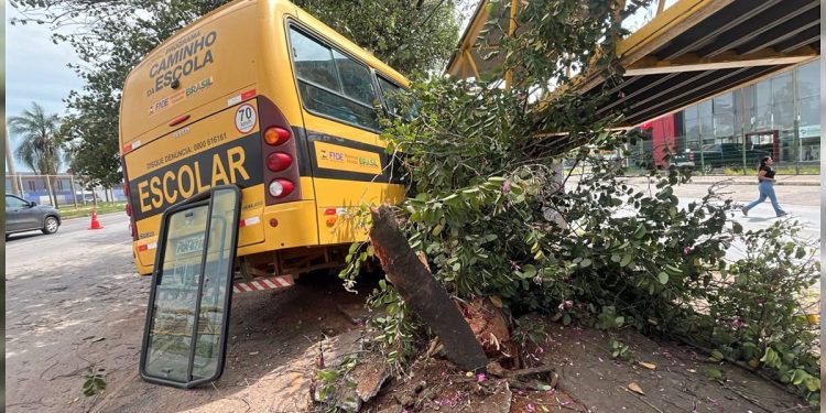 Alunas feridas em acidente com ônibus escolar iam para jogo de vôlei