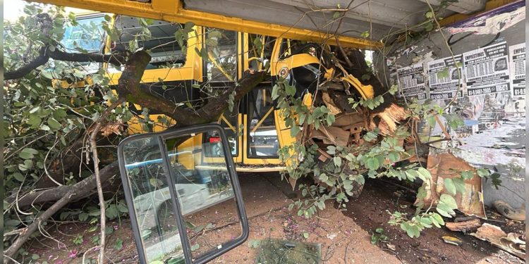 Acidente com ônibus escolar: por falta de lugar, alunas viajaram em pé