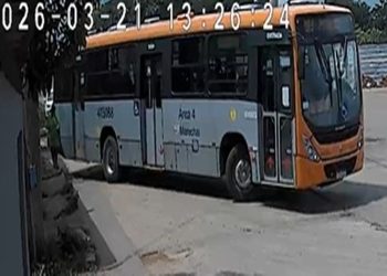 Mulher é atingida por traseira de ônibus após desembarcar do veículo. Veja vídeo