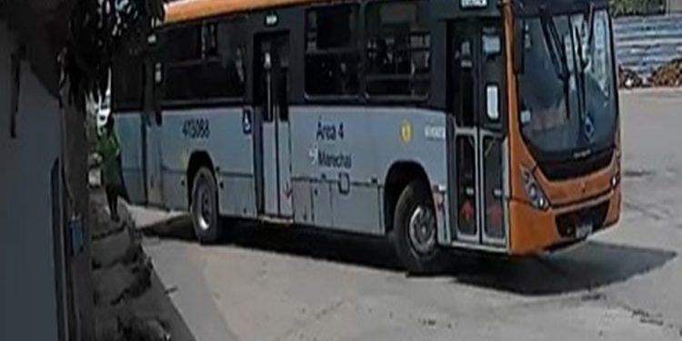 Mulher é atingida por traseira de ônibus após desembarcar do veículo. Veja vídeo