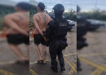 Criminosos fazem emboscada e descarregam arma contra vítima no DF. Veja vídeo