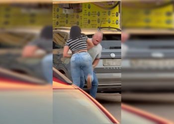 Furiosa com traição, mulher dá “coça” em policial penal armado na rua