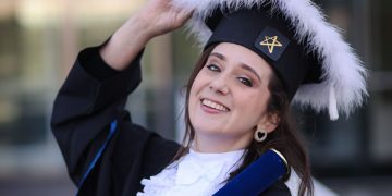 “Leucemia não é uma sentença de morte”, diz jovem após 10 anos curada