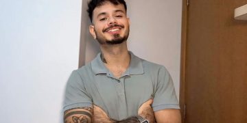 “Mancha simples que cresceu rapidamente”, conta jovem com câncer grave