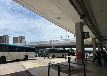 Mulher que morreu na rodoviária do Plano esperava embarque na fila