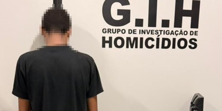 Homem paga R$ 20 mil para criminoso matar desafeto a facadas em loja