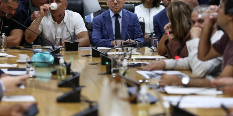 BRB: 18 deputados fazem perguntas ao presidente em reunião longa