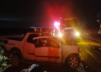 Dois homens morrem presos às ferragens após acidente na GO-174