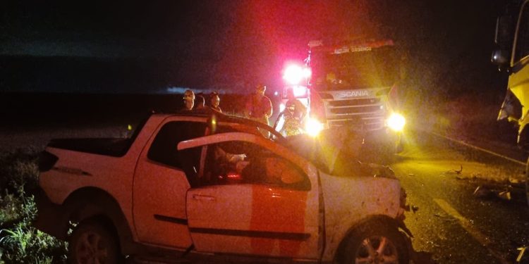 Dois homens morrem presos às ferragens após acidente na GO-174