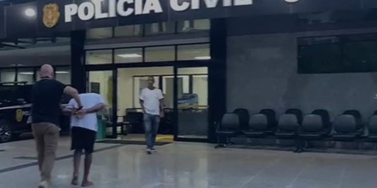 Traficante coloca pit-bull para atacar agentes da PCDF em operação. Veja vídeo