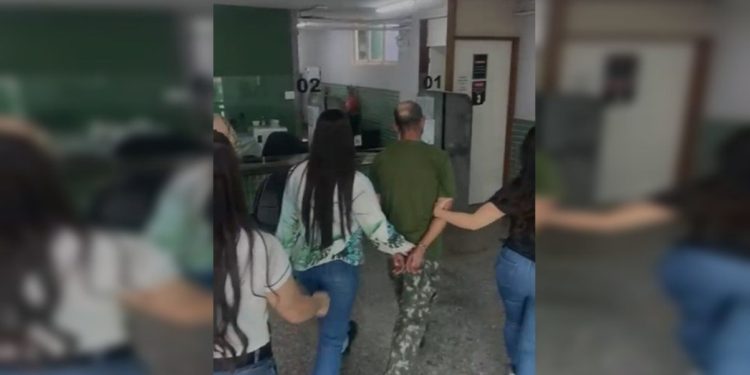 Menina de 8 anos denuncia e avó flagra abusador com neta em galinheiro