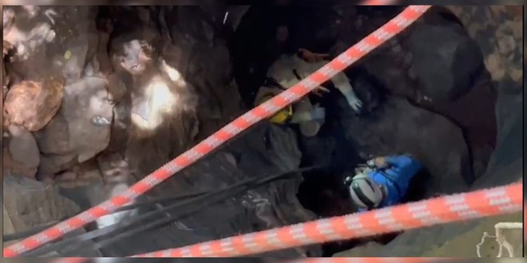 Homem despenca de seis metros em caverna e é resgatado em Goiás. Veja vídeo