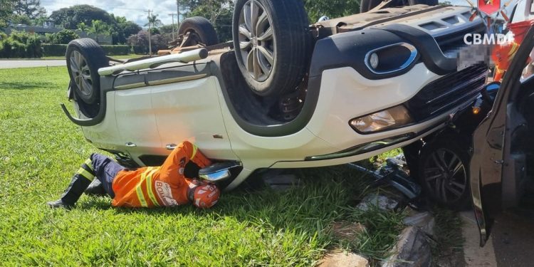 Pai e filho ficam feridos após carro bater em outro e capotar no DF