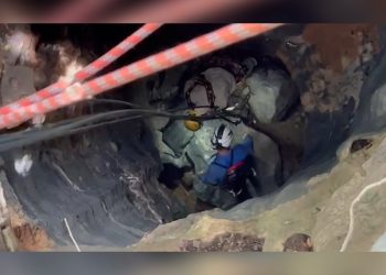 Veja o momento em que pesquisador da UFMG é resgatado de caverna. Veja vídeo