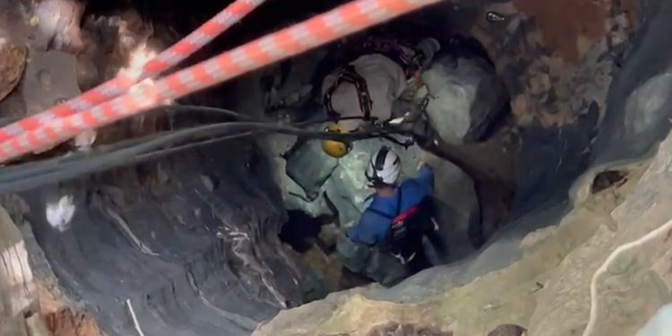 Veja o momento em que pesquisador da UFMG é resgatado de caverna. Veja vídeo