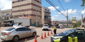 Cratera abre na Rua 8, em Vicente Pires, e afeta trânsito na região