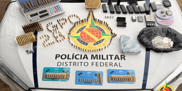 Casa no DF tinha 391 munições de fuzis e pistolas e 1,78 kg de drogas