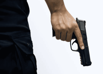 Policial federal reage a assalto dentro de casa e atira em invasor