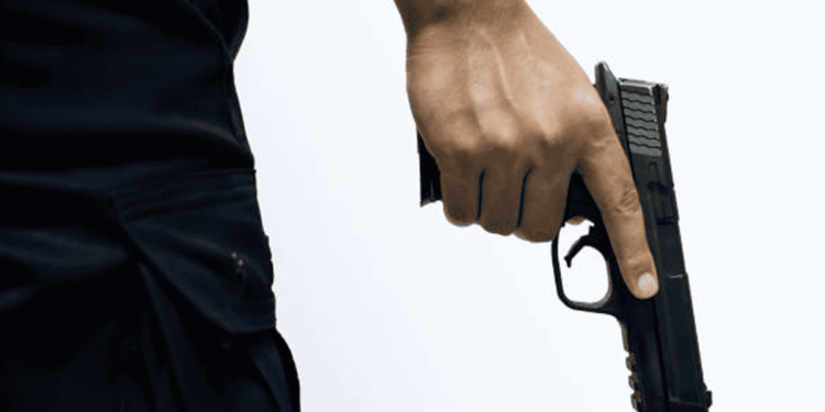 Policial federal reage a assalto dentro de casa e atira em invasor