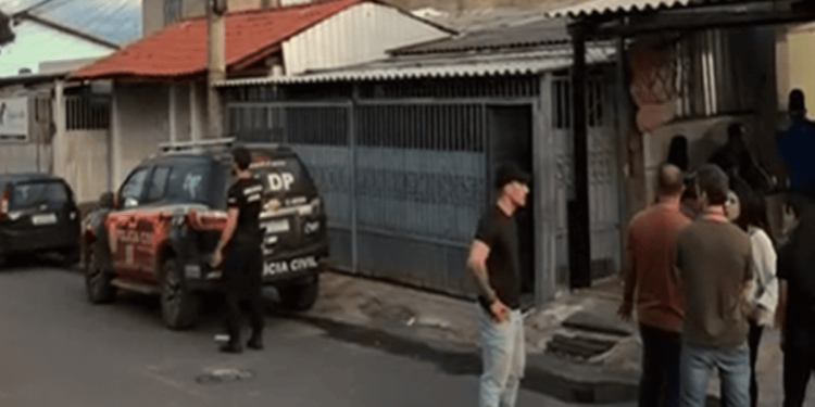 Vizinha sente odor forte e descobre cadáver sobre a cama em casa no DF. Veja vídeo