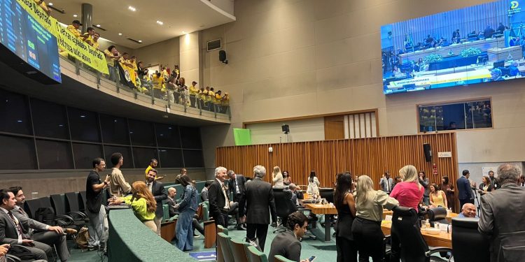 Colchão e jogo do Brasil: espera de PL provoca falas inusitadas na CLDF