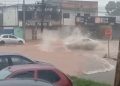 Crianças em desespero e cascata na rua: chuva castiga cidade do DF