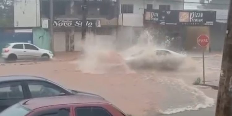 Crianças em desespero e cascata na rua: chuva castiga cidade do DF