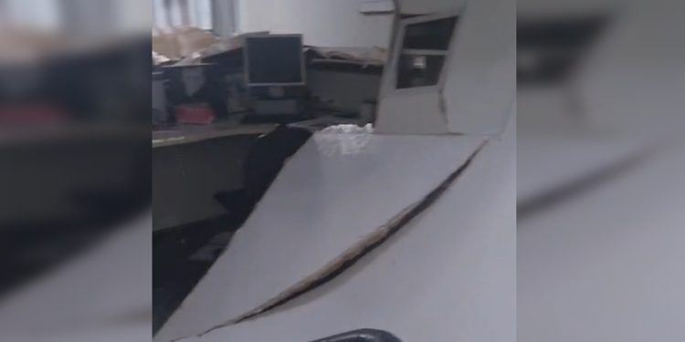 Chuva forte cria “cachoeira” dentro do HRT, e teto da unidade desaba. Veja vídeo