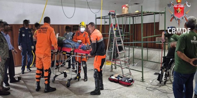 Trabalhador cai de escada no comando da Marinha e é socorrido pelo CBM