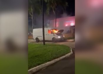 Motorista leva van em chamas até quartel dos bombeiros no DF. Veja vídeo