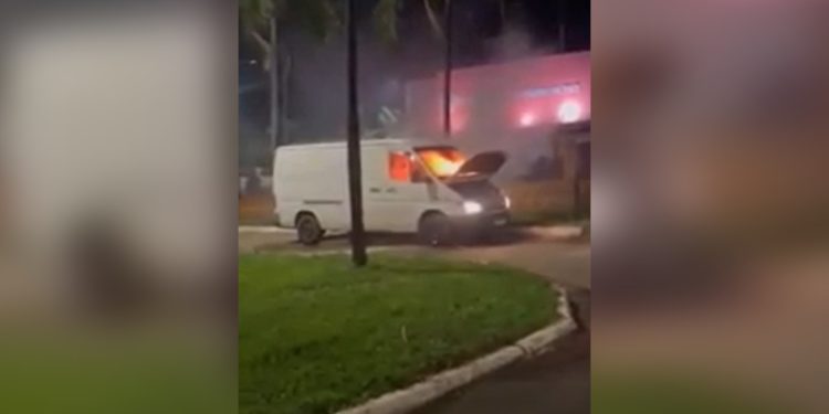 Motorista leva van em chamas até quartel dos bombeiros no DF. Veja vídeo