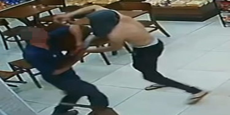 Homem brutalmente atacado em padaria no DF deu carona para agressores. Veja vídeo
