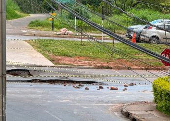 Rompimento de esgoto que causou cratera interdita via em Águas Claras. Veja vídeo