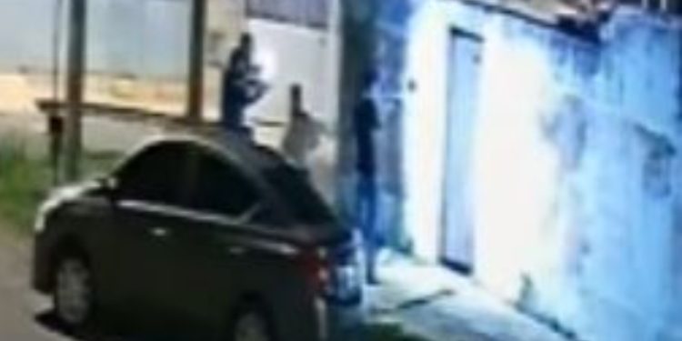 Câmera de segurança mostra CAC atirando em policiais no DF