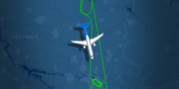 Voo da Azul para Brasília retorna e faz pouso de emergência em SP