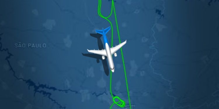 Voo da Azul para Brasília retorna e faz pouso de emergência em SP