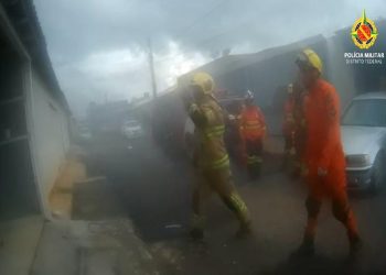 Homem que pôs fogo na própria casa ameaçou mulher com arma de choque. Veja vídeo