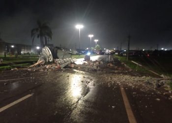 Caminhão atinge fiação, derruba 4 postes e deixa via no DF interditada. Veja vídeo