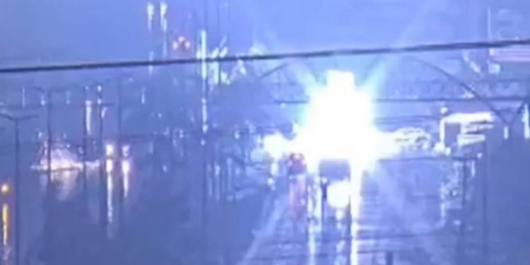 Veja o momento em que postes são derrubados em acidente na DF-001. Vídeo