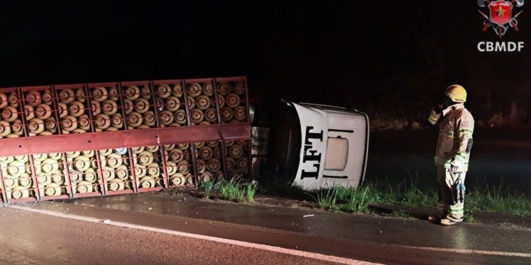 Carreta tomba, espalha botijões na via e interdita trânsito na BR-060. Veja vídeo