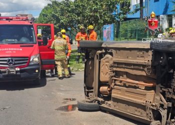 Motorista capota o carro em Águas Claras e é socorrida ao hospital