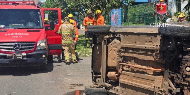 Motorista capota o carro em Águas Claras e é socorrida ao hospital