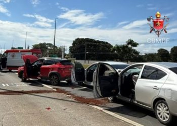 Engavetamento entre quatro carros e ônibus na EPTG deixa feridos