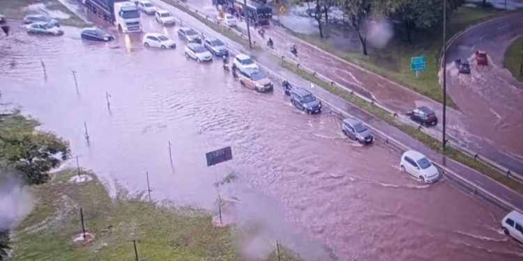 Pistão Norte e Elmo Serejo ficam alagados; carro tem pane em temporal