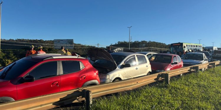 Carreta perdeu controle antes de tombar e causar colisão com 12 carros na Epia Norte. Veja vídeo