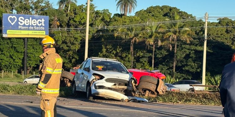 Acidente com caminhão e 12 carros trava trânsito na Epia Norte. Veja vídeo