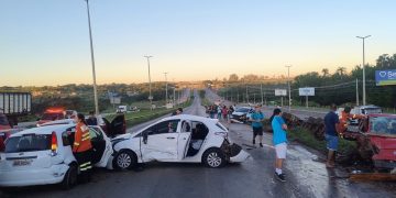 “Susto grande”, diz passageiro sobre acidente com caminhão e 12 carros. Vídeo