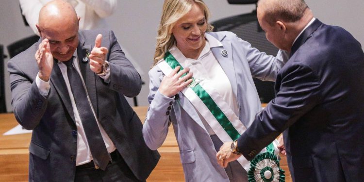 Emocionada, Celina toma posse no GDF e lança programa de governo. Veja vídeo