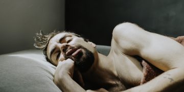 Ortopedista explica qual é a melhor posição para dormir e evitar dores
