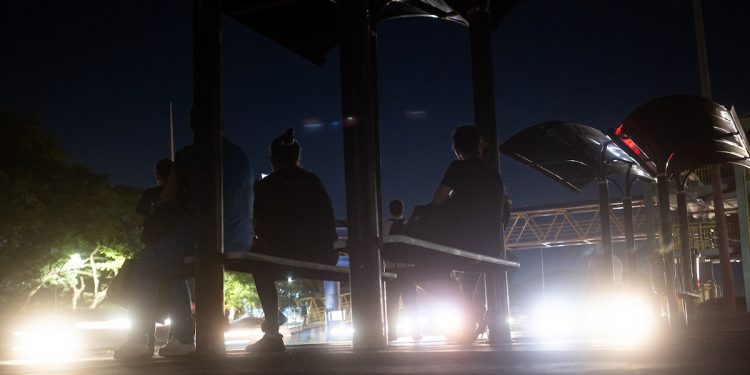 Pontos no breu: paradas de ônibus sem luz causam medo em passageiros do DF. Veja vídeo
